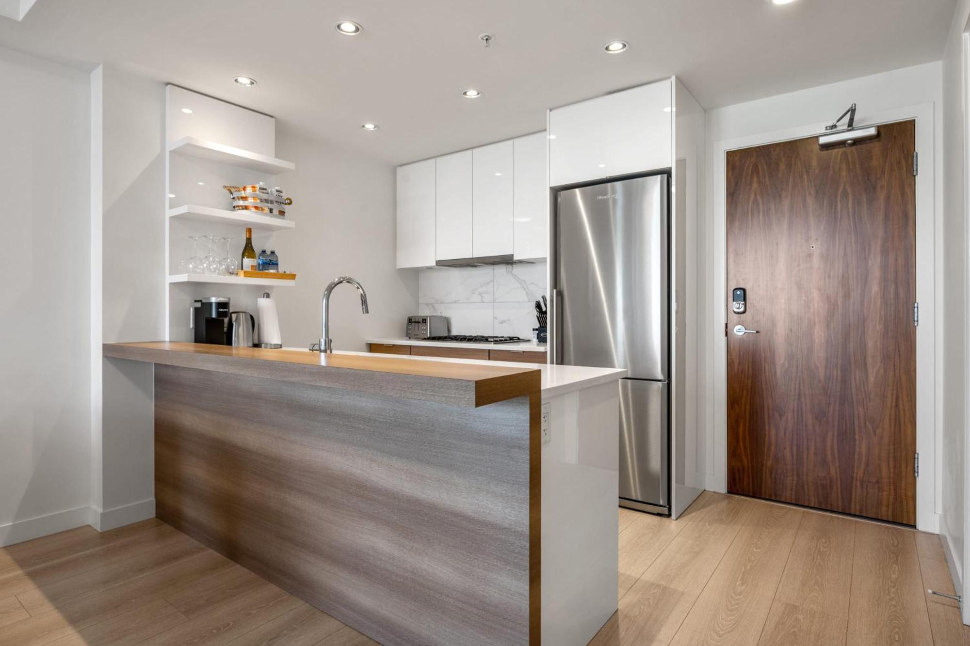 Appartement Near Stampede!! Guest Favorite Riverside Retreat- Walking Trails, Downtown, Free Banff Pass, Wine, Gym, Parking! Calgary