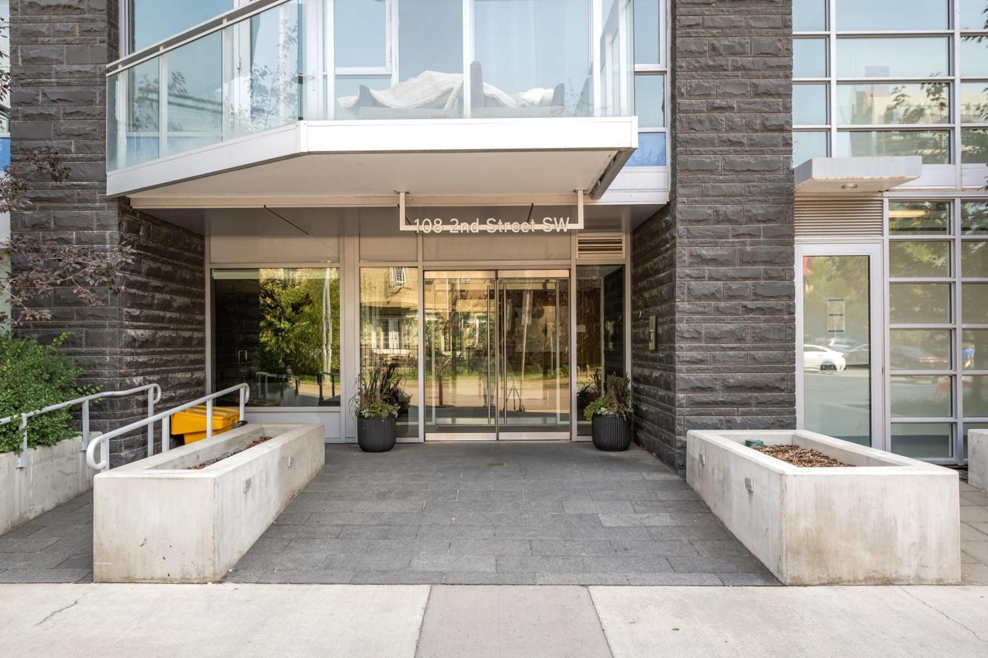 Appartement Near Stampede!! Guest Favorite Riverside Retreat- Walking Trails, Downtown, Free Banff Pass, Wine, Gym, Parking!