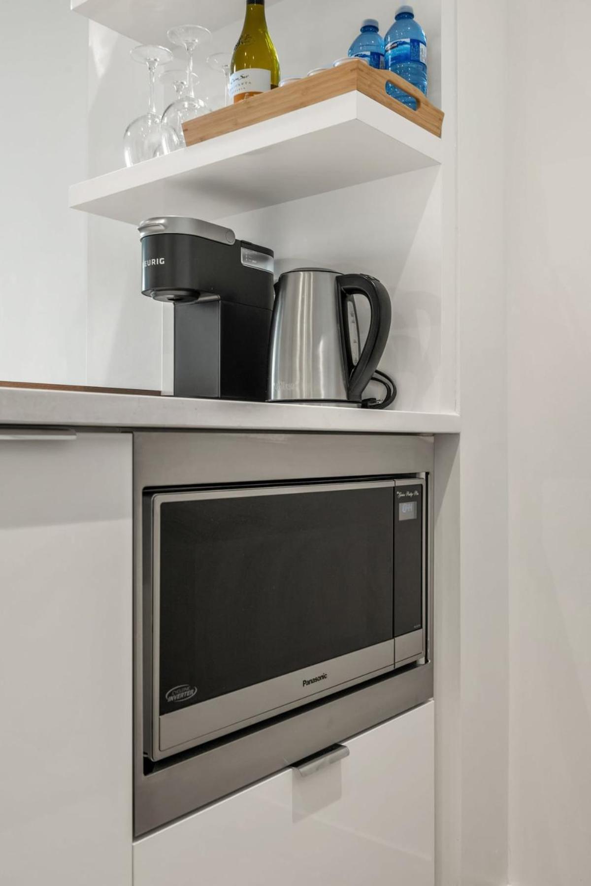 Appartement Near Stampede!! Guest Favorite Riverside Retreat- Walking Trails, Downtown, Free Banff Pass, Wine, Gym, Parking!